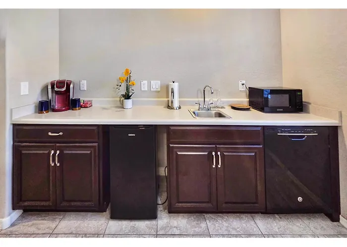 Spacious Desert Minutes To Phoenix Fun - Pet Friendly! Apartment